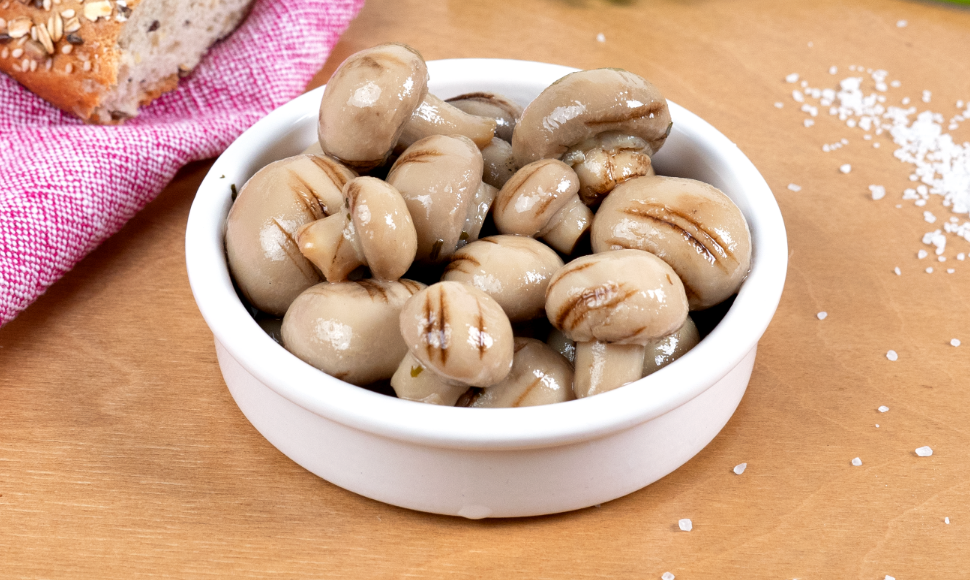 Funghi champignons interi grigliati in olio