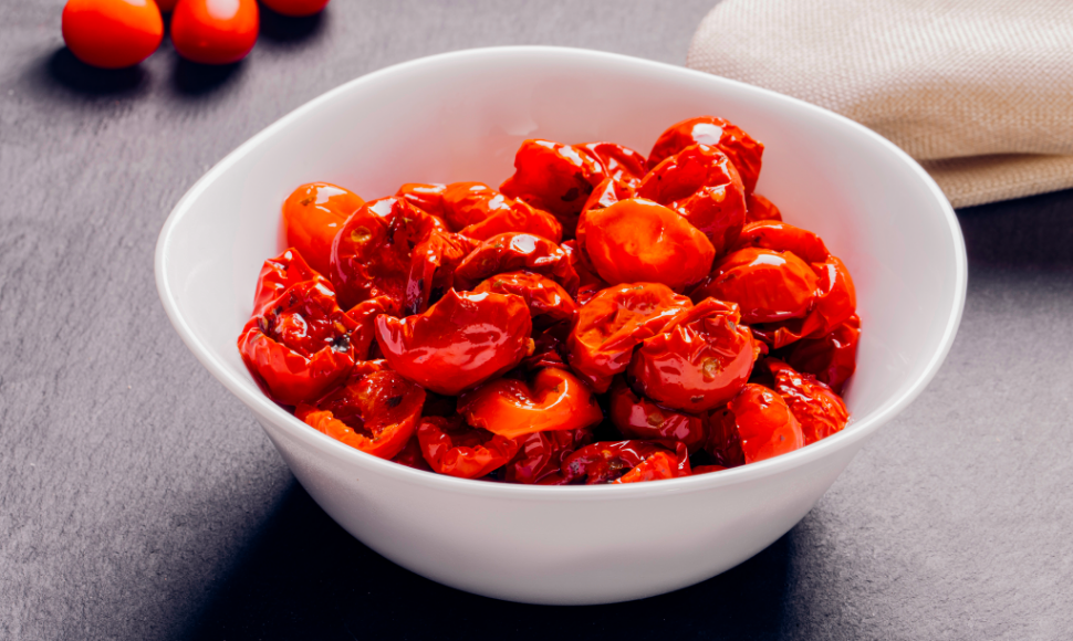 Pomodori semi-dry rossi a spicchi in olio