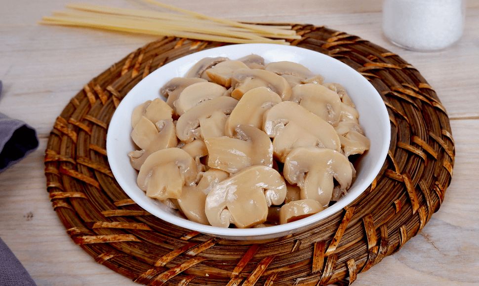Funghi champignons tagliati in olio