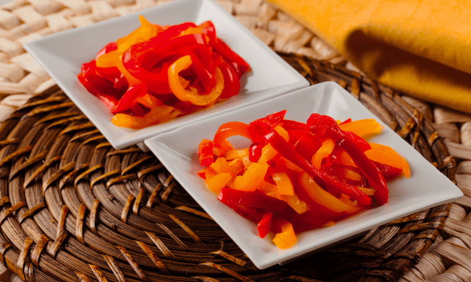 Peperoni a filetti rossi e gialli in agrodolce