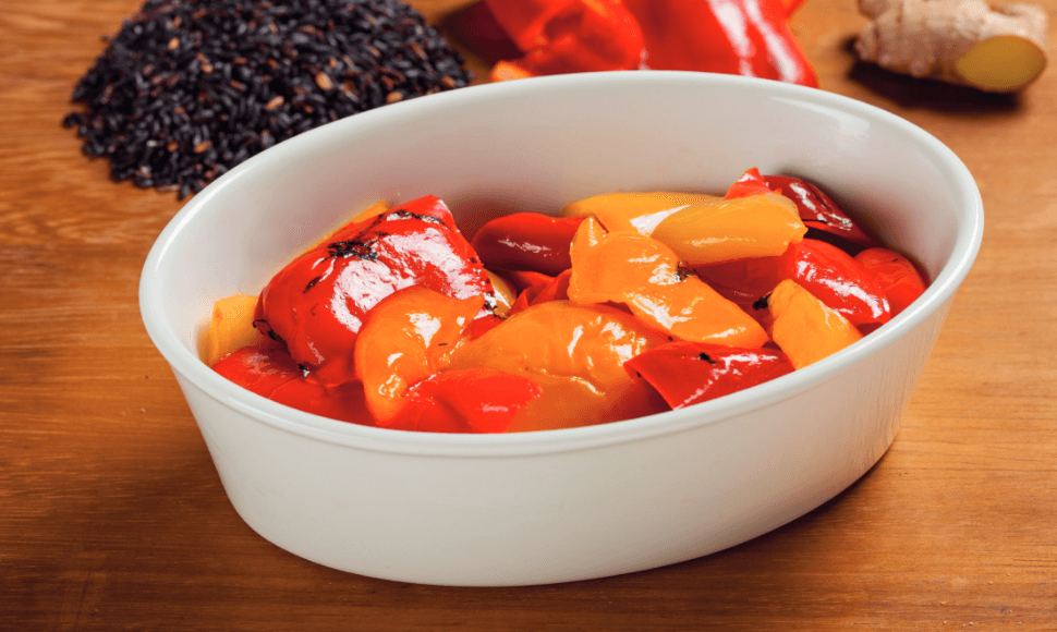 Peperoni rossi e gialli a pezzi grigliati al naturale