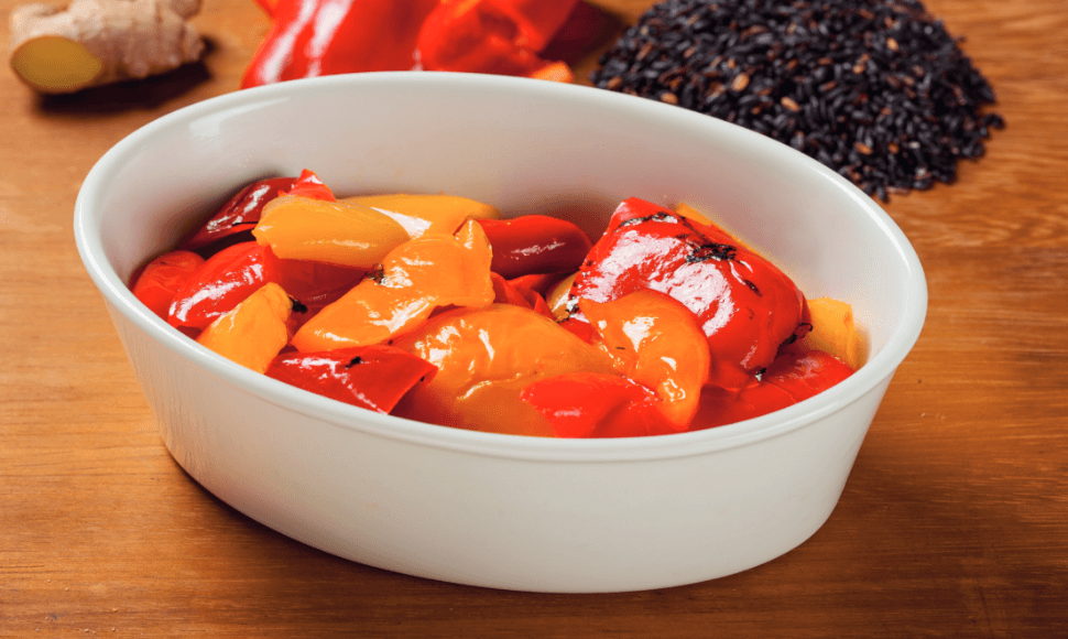 Peperoni rossi e gialli a pezzi grigliati in olio